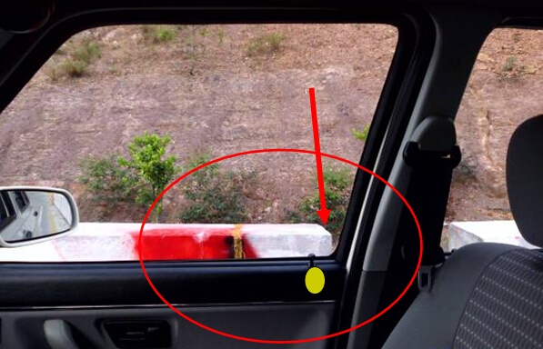 第一条黄色停止线时,扭头看右侧前门,当前车门内锁扣对准防护墙缺口时